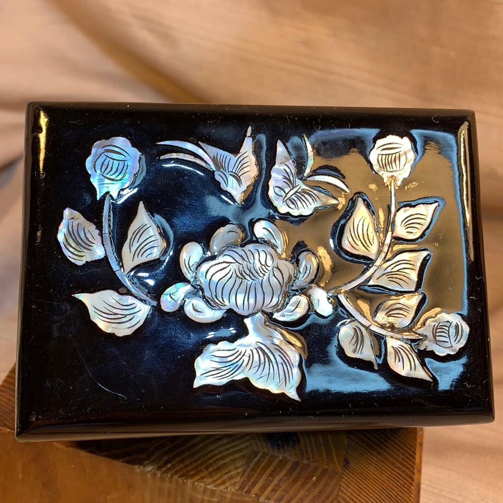 Mother of Pearl lacquered box vintage, antique